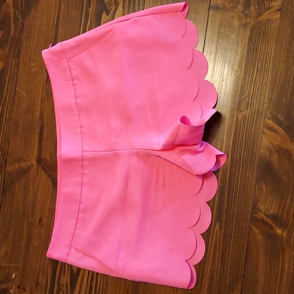 NEW w/o tags Express Hot Pink Scalloped Bottom Shorts, pockets, side zipper, 8 - Picture 1 of 4